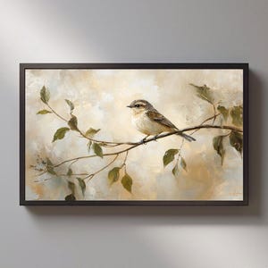 Peut inclure: Une peinture représentant un petit oiseau brun perché sur une branche d'arbre avec des feuilles vertes. L'arrière-plan est un beige doux et mat avec des touches de bleu et de blanc.