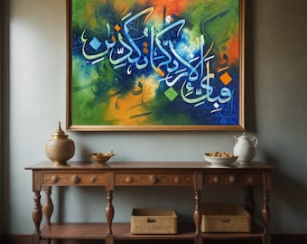 Könnte beinhalten: Ein gerahmtes Gemälde mit einem bunten abstrakten Hintergrund und arabischer Kalligraphie in Blau, Grün und Weiß. Das Gemälde hängt an einer Wand über einem Holztisch mit zwei Körben.