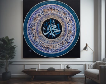 Puede incluir: Una pintura circular con caligrafía árabe en azul, dorado y blanco sobre un fondo negro. La caligrafía está dispuesta en círculos concéntricos con un círculo central más grande que contiene la palabra "Allah" en una fuente más grande.