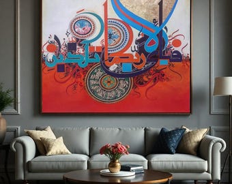 Könnte beinhalten: Große gerahmte Kunst mit arabischer Kalligraphie in leuchtenden Farben. Das Kunstwerk hat einen roten und weißen Hintergrund mit blauen, orangefarbenen und goldenen Akzenten. Das Stück wird über einem grauen Sofa in einem Wohnzimmer präsentiert.
