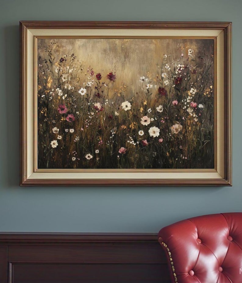 Puede incluir: Una pintura enmarcada que representa un campo de flores silvestres en tonos blancos, rosas y burdeos sobre un fondo dorado apagado.