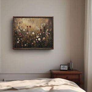 Puede incluir: Una pintura enmarcada de un campo de flores silvestres en tonos blancos, rosados y marrones. Las flores est&aacute;n dispuestas en un patr&oacute;n suelto y natural, y el fondo es un suave desenfoque.