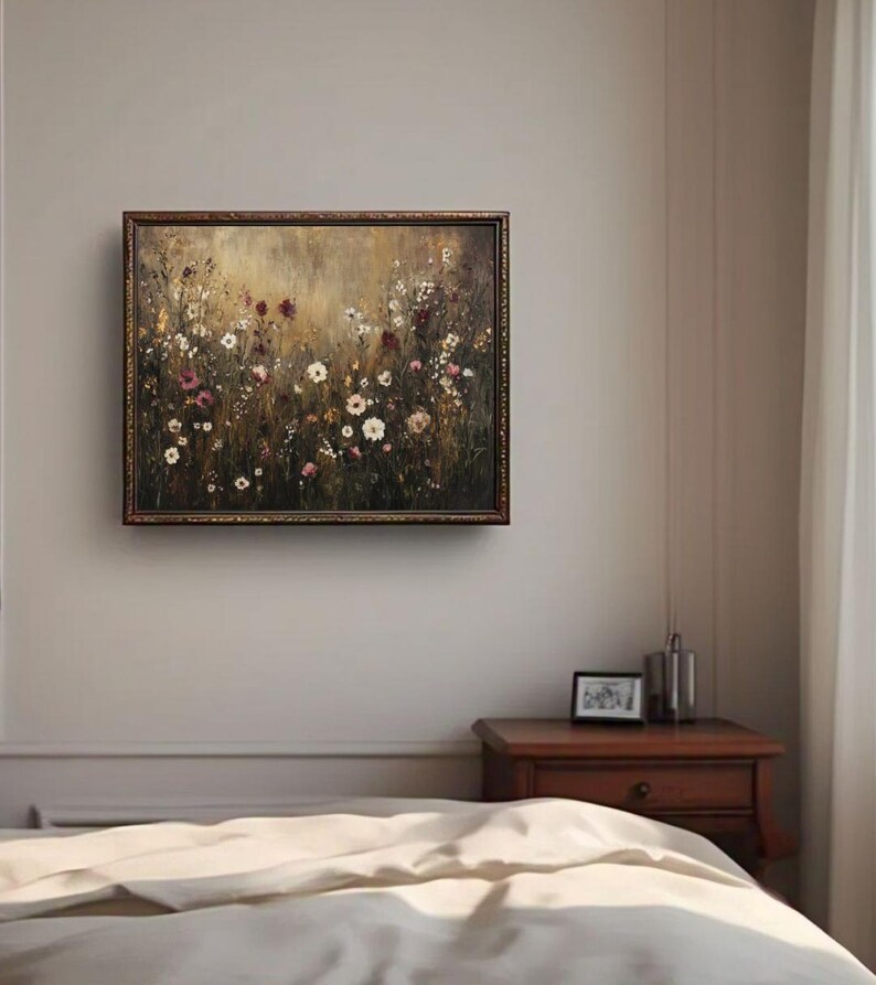 Puede incluir: Una pintura enmarcada de un campo de flores silvestres en tonos blancos, rosados y marrones. Las flores est&aacute;n dispuestas en un patr&oacute;n suelto y natural, y el fondo es un suave desenfoque.