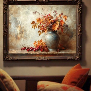 Könnte beinhalten: Gerahmtes Stillleben-Gemälde mit einer Vase voller Herbstblätter und Beeren. Die Vase ist ein gedämpftes Blau-Grau, und die Blätter sind orange und braun. Rote Kirschen liegen auf einer Steinplatte vor der Vase. Der Rahmen ist dunkelbraun.