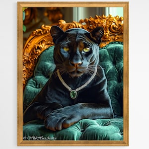 Könnte beinhalten: Ein schwarzer Panther mit grünen Augen sitzt auf einem grünen Samtstuhl mit goldenen Akzenten. Der Panther trägt eine Diamanten- und Smaragd-Halskette.