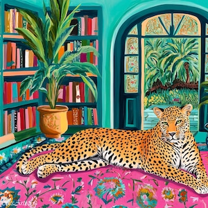 Puede incluir: Un leopardo yace sobre una alfombra rosa y verde con patrones en una habitación con una estantería llena de libros coloridos y una puerta que conduce a un exuberante jardín verde.