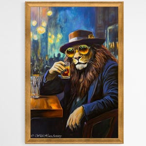 Retro mannelijke leeuw drinken whisky olieverfschilderij, unieke maximalistische leeuw pub winkelwagen kunstcadeau, dopamine leeuw gejuich print, leeuw safari kunst decor.