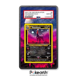 Könnte beinhalten: Eine bewertete Pokémon-Karte mit Houndoom aus dem 2001 Neo Revelation-Set. Die Karte ist in einem Schutzhalter mit schwarzem Rand und Sternenhintergrund eingeschlossen. Das Artwork der Karte zeigt Houndoom in einer dunklen, violett getönten Szene.