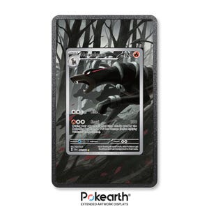 Könnte beinhalten: Eine gerahmte Pokémon-Karte mit Houndoom, einer schwarz-roten hundeartigen Kreatur. Die Karte zeigt den Namen der Figur, die Stufe und die Angriffsdetails vor einem graustufigen Waldbild. Der Rahmen ist schwarz mit einem strukturierten Rand.