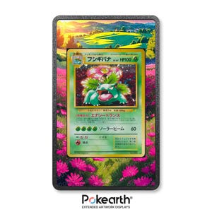 Peut inclure: Une carte à collectionner Pokémon encadrée représentant un Florizarre vert et rose. La carte contient du texte japonais et est placée sur un fond de paysage vibrant et de fleurs roses. Le cadre est noir et la carte est affichée par Pokeearth.