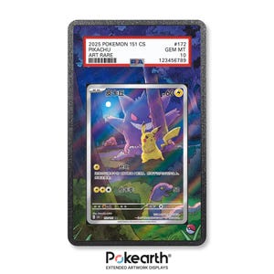 Pode incluir: Um cartão de negociação Pokémon com Pikachu e Gengar em uma cena de floresta. O cartão é classificado como GEM MT 10 e é rotulado como Art Rare. O cartão está em um suporte de exibição preto com o logotipo Pokearth.