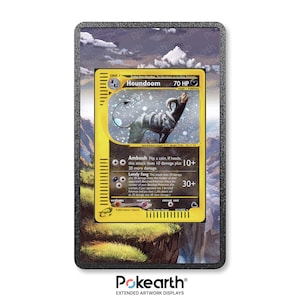 Könnte beinhalten: Eine gerahmte Houndoom-Pokémon-Karte mit schwarzem Rand. Die Karte zeigt eine schwarz-graue Hundeillustration auf gelbem Hintergrund. Der Rahmen hat einen Landschaftshintergrund mit Bergen und Wolken. Der Text "Pokeearth" steht unten.