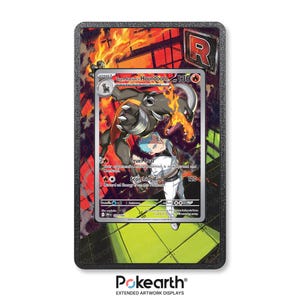 Könnte beinhalten: Eine gerahmte Pokémon-Karte mit Team Rockets Hundemon. Die Karte zeigt einen feurigen Hintergrund und eine Charakterillustration. Der Rahmen ist schwarz mit einem strukturierten Rand. Der Text "Pokeearth" befindet sich unten.