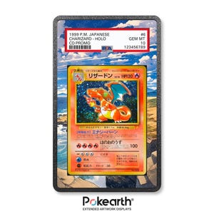 Op de afbeelding: Een ingelijste Japanse Charizard Holo CD Promo Pokémon-kaart uit 1999. De kaart toont een levendige oranje en blauwe Charizard-illustratie. Het frame bevat de tekst: "1999 P.M. JAPANESE CHARIZARD - HOLO CD PROMO" en "GEM MT 10".