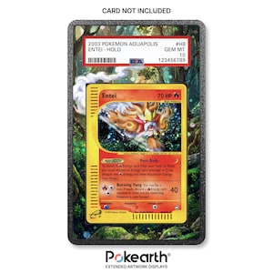 Può includere: Una carta collezionabile Pokemon Aquapolis Entei Holo del 2003, classificata GEM MT 10 da PSA, in una custodia protettiva nera. La carta mostra il personaggio Entei, 70 HP e il testo CARD NOT INCLUDED in alto. Lo sfondo mostra una foresta.