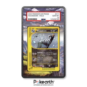 Könnte beinhalten: Eine bewertete Pokémon-Karte mit Houndoom aus dem Skyridge-Set von 2003. Die Karte ist in einem Schutzhalter mit schwarzem Rand eingeschlossen. Die Kartendetails umfassen den Namen des Pokémon, HP und Angriffsbezeichnungen. Die Karte ist als GEM MT 10 bewertet.
