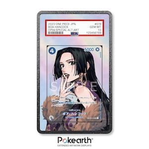 Può includere: Una carta collezionabile valutata con Boa Hancock di One Piece. La carta presenta un'illustrazione colorata del personaggio, con testo in giapponese e inglese. La carta è racchiusa in un supporto protettivo con il logo Pokeearth.