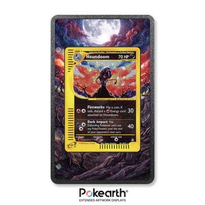 Könnte beinhalten: Eine gerahmte Pokémon-Karte mit Houndoom, in gelb-schwarzem Design. Die Karte ist vor dem Hintergrund eines Nachthimmels mit Vollmond und einer dunklen, bewaldeten Landschaft platziert. Der Text auf der Karte enthält "Houndoom" und "70 HP".