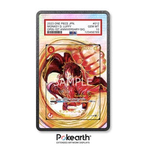 Può includere: Carta collezionabile graduata con Monkey D. Luffy di One Piece. La carta presenta una vivace illustrazione del personaggio in azione, con testo giapponese e il numero 012. La carta è racchiusa in un supporto protettivo con bordo nero.