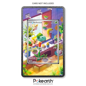 Könnte beinhalten: Ein rechteckiger schwarzer Displayrahmen mit einem erweiterten Kunstdruck einer Küchenszene, gefüllt mit verschiedenen Topfpflanzen und einer Bulbasaur-Figur. Der Text CARD NOT INCLUDED steht oben und der Markenname Pokearth unten.