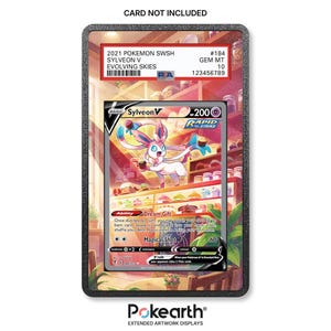 Peut inclure: Un cadre d'affichage noir rectangulaire contenant une carte à collectionner Pokemon SWSH Sylveon V Evolving Skies 2021 certifiée PSA. La carte montre une créature rose et blanche tenant des cupcakes dans une boulangerie. Texte CARD NOT INCLUDED.