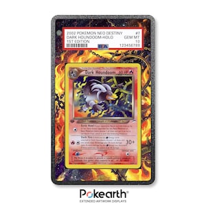 Könnte beinhalten: Eine Pokémon-Sammelkarte mit Dark Houndoom, einem Pokémon vom Typ Finsternis. Die Karte ist mit GEM MT 10 bewertet und ist eine 1. Edition aus dem 2002 Neo Destiny-Set. Die Karte ist in einem Schutzhalter mit feurigem Hintergrund.