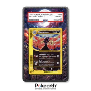 Könnte beinhalten: Eine bewertete Pokémon-Karte mit Houndoom aus dem Aquapolis-Set von 2003. Die Karte ist in einem Schutzhalter mit dem Text "2003 POKEMON AQUAPOLIS HOUNDOOM-HOLO" und "#H11 GEM MT 10" eingeschlossen. Die Karte hat einen gelben Rand und eine farbenfrohe Illustration.