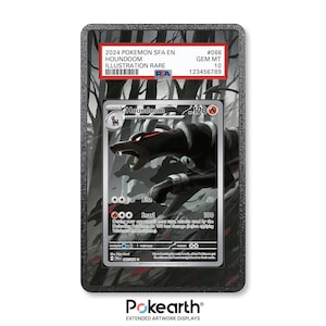 Könnte beinhalten: Eine bewertete Pokémon-Karte mit Houndoom, einem Pokémon vom Typ Finsternis, in Schwarz und Rot. Die Karte ist in einer Schutzhülle mit dem Text "2024 POKEMON SFA EN HOUNDOOM ILLUSTRATION RARE" eingeschlossen. Der Hintergrund zeigt eine Waldszene.
