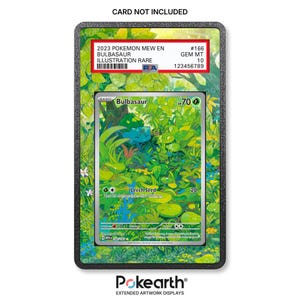Può includere: Una custodia rettangolare nera per carte graduate PSA contenente una carta Pokemon Bulbasaur illustration rare del 2023. L'etichetta riporta 2023 POKEMON MEW EN BULBASAUR ILLUSTRATION RARE #166 GEM MT 10. L'illustrazione mostra un Bulbasaur nel bosco.