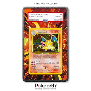 Può includere: Una carta collezionabile olografica Charizard del gioco Pokemon del 1999 incapsulata in una custodia graduata PSA. La carta mostra il Charizard di tipo fuoco con 120 HP, il potere Energy Burn e l'attacco Fire Spin. L'etichetta riporta GEM MT 10.