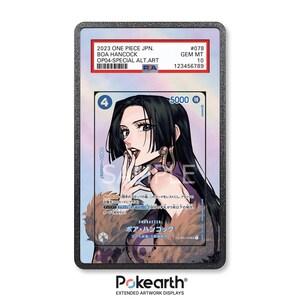 Può includere: Una carta collezionabile valutata con Boa Hancock di One Piece. La carta presenta un'illustrazione colorata del personaggio, con testo in giapponese e inglese. La carta è racchiusa in un supporto protettivo con la scritta "Pokearth" in basso.