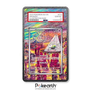 Op de afbeelding: Een Pokémon-ruilkaart met een kleurrijke illustratie van een Drowzee. De kaart is beoordeeld en ingesloten in een beschermende houder. De tekst van de kaart bevat "2023 POKEMON SVI EN DROWZEE ILLUSTRATION RARE". De houder heeft de tekst "Pokeearth EXTENDED ARTWORK DISPLAYS".