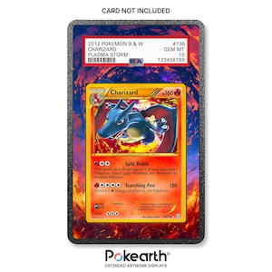 Può includere: Una carta collezionabile Pokemon B & W Plasma Storm Charizard del 2012, classificata PSA GEM MT 10. La carta presenta un'illustrazione di Charizard blu, 160 HP e gli attacchi Split Bomb e Scorching Fire. È in una cornice nera con arte estesa.