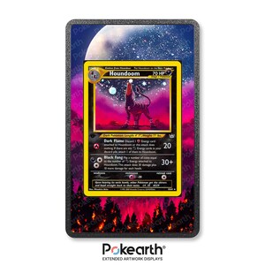 Könnte beinhalten: Eine gerahmte Houndoom-Pokémon-Karte mit schwarzem Rand. Die Karte zeigt eine schwarz-rote Illustration einer Houndoom-Kreatur vor einem lila-schwarzen Hintergrund. Der Kartentext enthält den Namen "Houndoom" und andere Spieldetails.