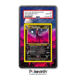 Könnte beinhalten: Eine bewertete Pokémon-Karte mit Houndoom aus dem Neo Revelation-Set. Die Karte ist in einem Schutzhalter mit der Note Gem Mint 10 eingeschlossen. Das Artwork der Karte zeigt einen schwarzen und roten Houndoom vor einem lila und sternenübersäten Hintergrund.