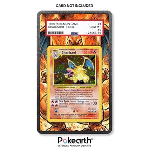 Könnte beinhalten: Ein rechteckiger schwarzer Displayrahmen mit einer 1999 Pokemon Game Charizard Holo Sammelkarte, die von PSA mit GEM MT 10 bewertet wurde. Die Karte ist vor einem erweiterten orange-gelben Flammen-Hintergrund mit dem Text CARD NOT INCLUDED.