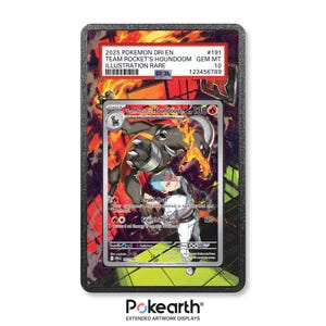 Könnte beinhalten: Eine bewertete Pokémon-Karte mit Team Rockets Hundemon. Die Karte hat eine farbenfrohe Illustration des Pokémon und eines Trainers. Die Karte ist in einem schwarzen Halter mit dem Text "2025 POKEMON DRI EN" und "ILLUSTRATION RARE" eingeschlossen.