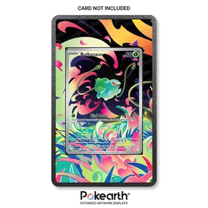 Könnte beinhalten: Ein rechteckiger schwarzer Displayrahmen mit einem bunten, abstrakten Blumen- und Rankenmuster in Rosa-, Grün- und Orangetönen. Der Rahmen enthält eine Bulbasaur-Sammelkarte mit 80 KP und dem Text CARD NOT INCLUDED am oberen Rand.