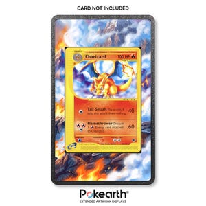 Könnte beinhalten: Ein rechteckiger schwarzer Displayrahmen mit einem erweiterten Hintergrundbild einer Berglandschaft mit Flammen, der eine Charizard-Sammelkarte enthält. Der Text CARD NOT INCLUDED steht oben und der Markenname Pokearth befindet sich unten.