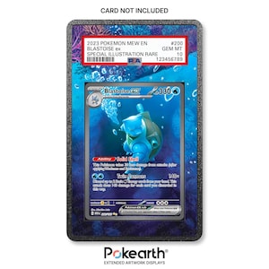Può includere: Una cornice rettangolare con bordo blu a tema sottomarino contenente una carta collezionabile Blastoise ex certificata PSA. L'etichetta della carta riporta 2023 POKEMON MEW EN BLASTOISE ex #200 SPECIAL ILLUSTRATION RARE GEM MT 10. Testo CARD NOT INCLUDED.