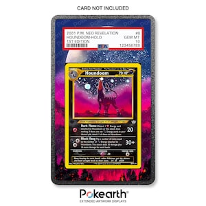 Può includere: Un espositore rettangolare per carte collezionabili contenente una carta Houndoom-Holo 1st Edition del 2001 P.M. Neo Revelation, valutata GEM MT 10 da PSA. Il supporto presenta uno sfondo stellato scuro con una silhouette di bosco in gradazione.
