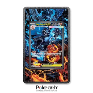 Op de afbeelding: Een ingelijste Mega Charizard X EX Pokémon-kaart. De kaart toont een vurige oranje en zwarte drakenillustratie met de tekst "Inferno X". De lijst heeft een zwarte rand met een blauwe en oranje achtergrond. De merknaam "Pokeearth" staat onderaan.