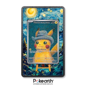 Puede incluir: Una exhibición de obras de arte enmarcada con una carta coleccionable de Pokémon. La carta representa a Pikachu con un sombrero gris, sobre un fondo de noche estrellada. La exhibición incluye el texto "Pikachu with Grey Felt Hat" y "Pika-Portrait". El marco tiene un borde negro.