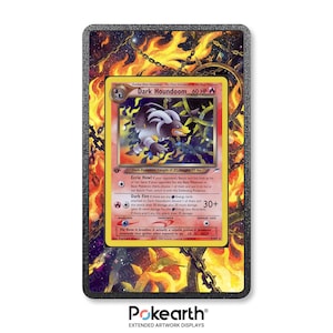 Könnte beinhalten: Eine Dark Houndoom Pokémon-Karte, gerahmt in einer dekorativen Präsentation. Die Karte zeigt eine detaillierte Illustration des Dark Houndoom-Charakters. Die Präsentation hat einen feurigen Hintergrund mit Ketten und den Text "Pokearth" unten.
