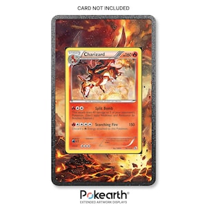 Può includere: Una cornice rettangolare nera con uno sfondo raffigurante un paesaggio vulcanico infuocato e una fessura centrale per una carta collezionabile. Il testo CARD NOT INCLUDED appare in alto e il logo Pokearth Extended Artwork Displays si trova in basso.