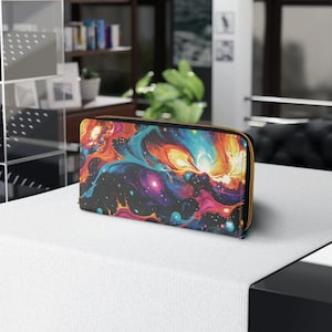 Portafoglio con cerniera Astral Tempest - Stampa galassia neon, borsa vegana compatta, design caos celeste, piccolo regalo cosmico, organizer elegante