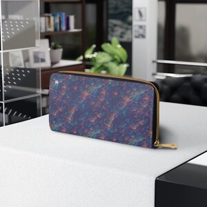 Carteira com zíper Galactic Tangle – Design Nebula Swirl, bolsa cósmica compacta, estampa Caos Celestial, carteira vegana, acessório para festivais