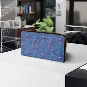 Carteira com zíper em formato de água-viva azul e violeta – Estampa de água-viva cósmica, bolsa vegana compacta, acessório etéreo, presente inspirado no oceano