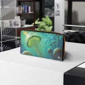 Carteira com zíper Stellar Drifters – Design de água-viva celestial, bolsa com estampa de oceano cósmico, acessório vegano leve, presente de inspiração aquática