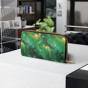 Carteira com zíper Viridian Shroud – Estampa de galáxia verde, estilo terror cósmico, bolsa celestial vegana, presente de fantasia sombria e mística